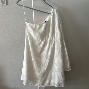 Lulu’s white dress